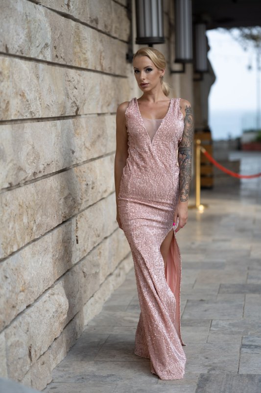 Дълга рокля от кадифе с пайети и цепка