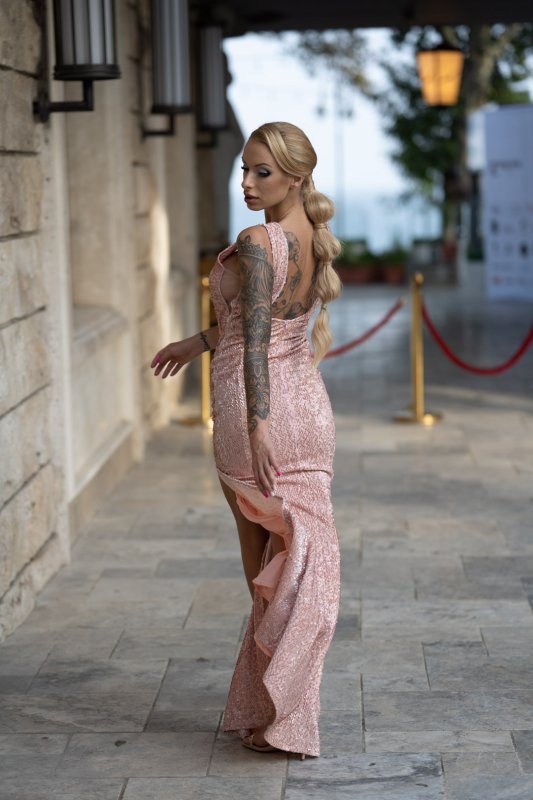 Дълга рокля от кадифе с пайети и цепка