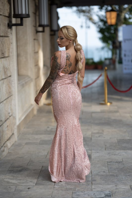 Дълга рокля от кадифе с пайети и цепка