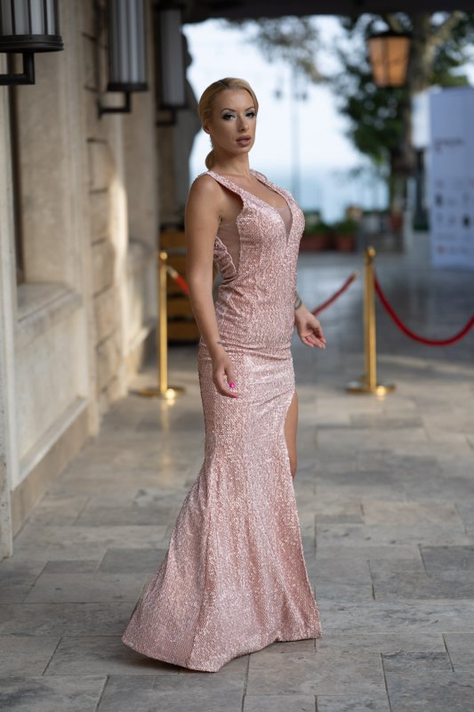 Дълга рокля от кадифе с пайети и цепка