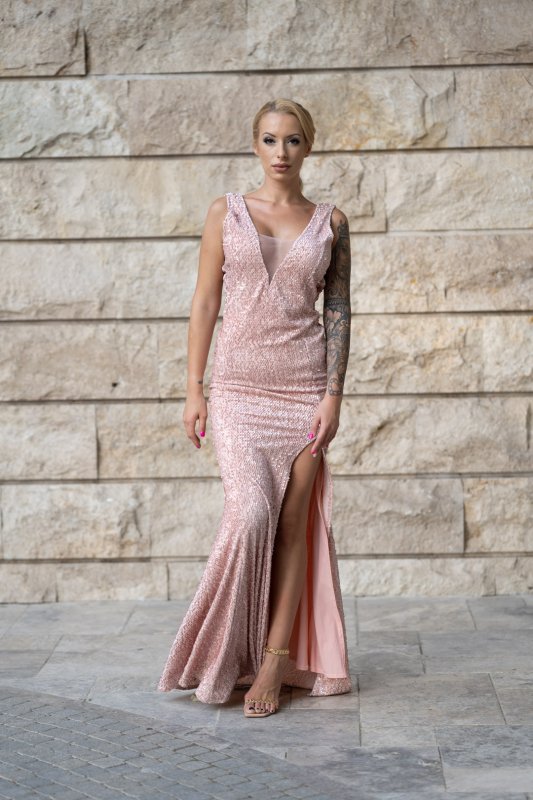 Дълга рокля от кадифе с пайети и цепка