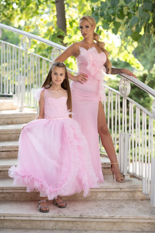 Комплект детска и дамска рокля в розово с пера