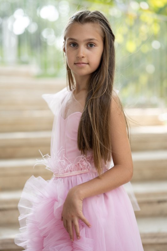 Детска рокля в розово с пера