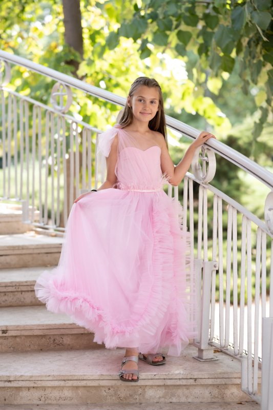 Детска рокля в розово с пера