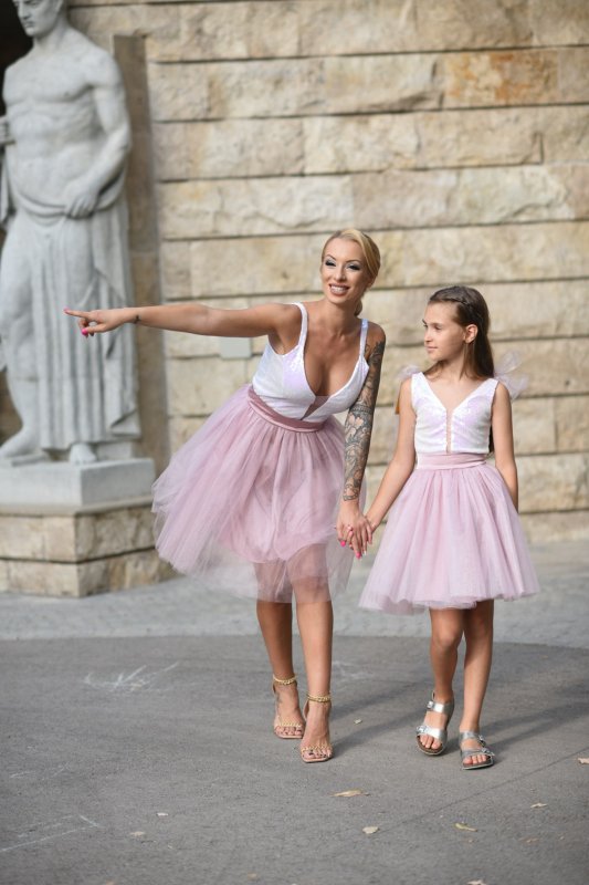 Комплект рокли за майка и дъщеря с бели пайети и тюл пудра