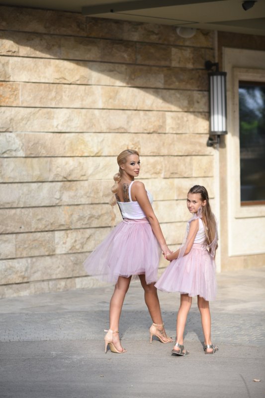 Комплект рокли за майка и дъщеря с бели пайети и тюл пудра