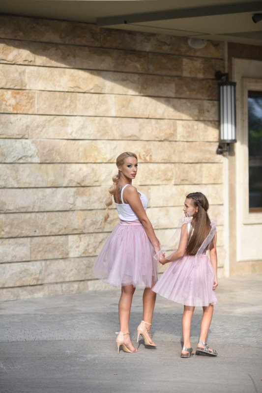 Комплект рокли за майка и дъщеря с бели пайети и тюл пудра