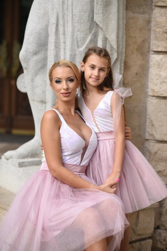 Комплект рокли за майка и дъщеря с бели пайети и тюл пудра