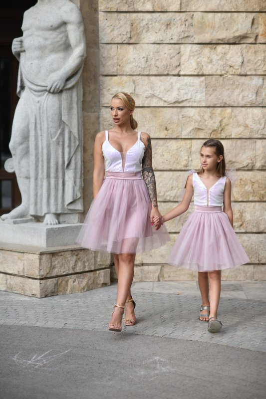 Комплект рокли за майка и дъщеря с бели пайети и тюл пудра