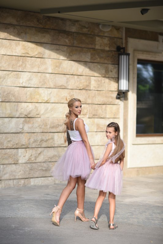 Комплект рокли за майка и дъщеря с бели пайети и тюл пудра