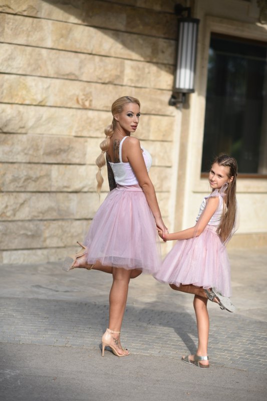 Комплект рокли за майка и дъщеря с бели пайети и тюл пудра