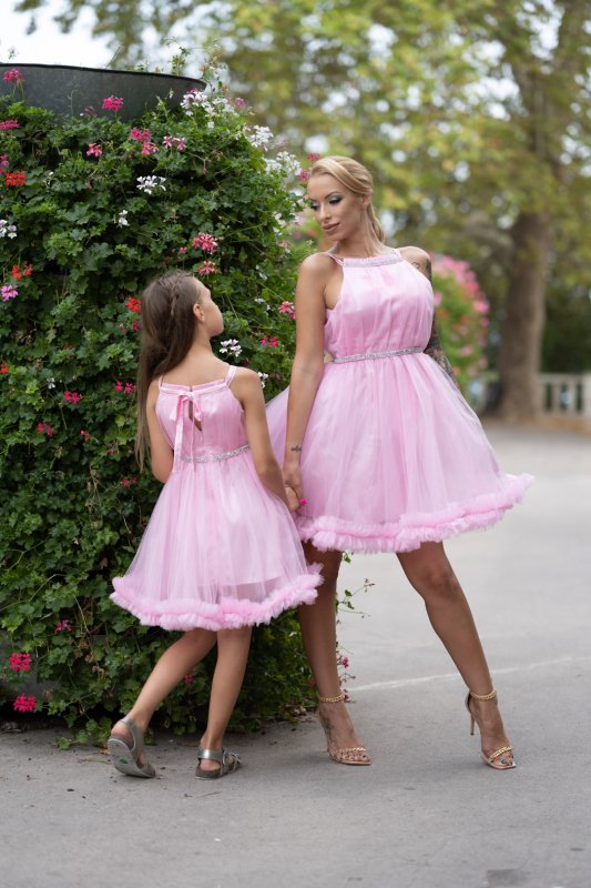 Комплект еднакви рокли за майка и дъщеря в розово със сребрист акцент