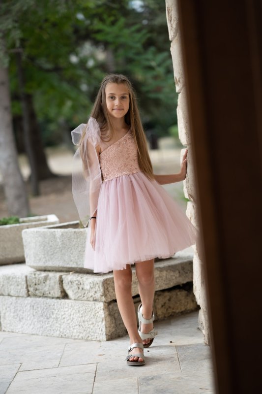 Детска рокля от кадифе с пайети в пудра