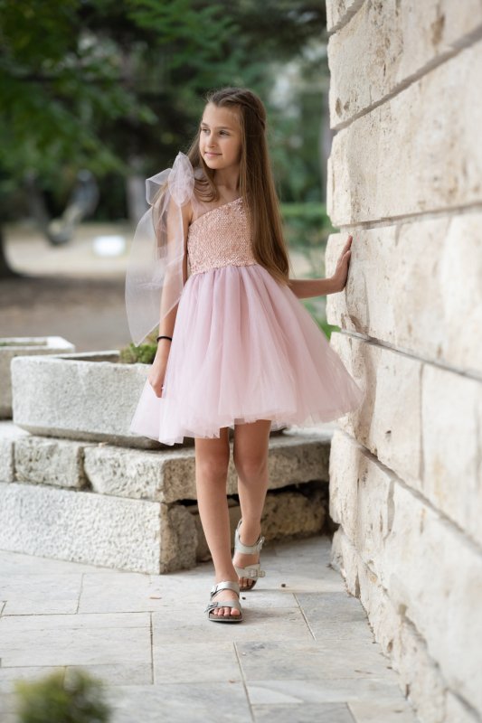 Детска рокля от кадифе с пайети в пудра