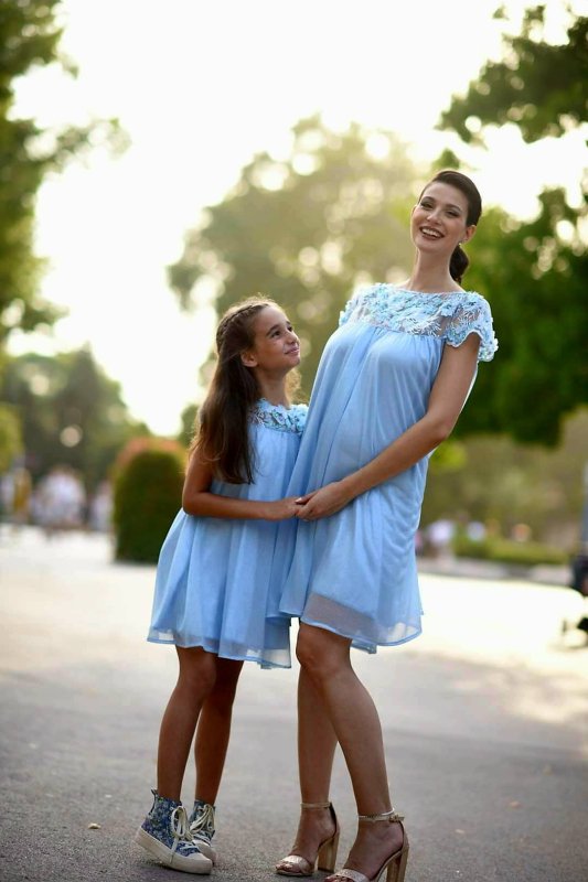 Комплект еднакви рокли за майка и дъщеря с 3D цветя и брокат