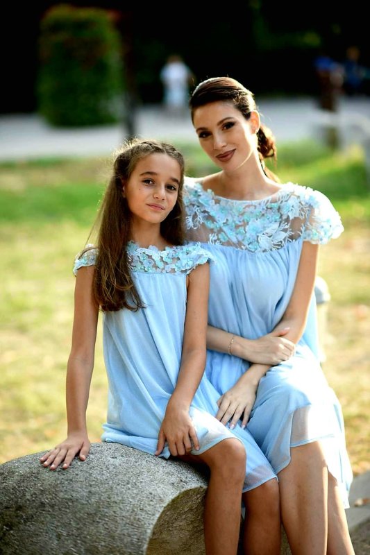 Комплект еднакви рокли за майка и дъщеря с 3D цветя и брокат