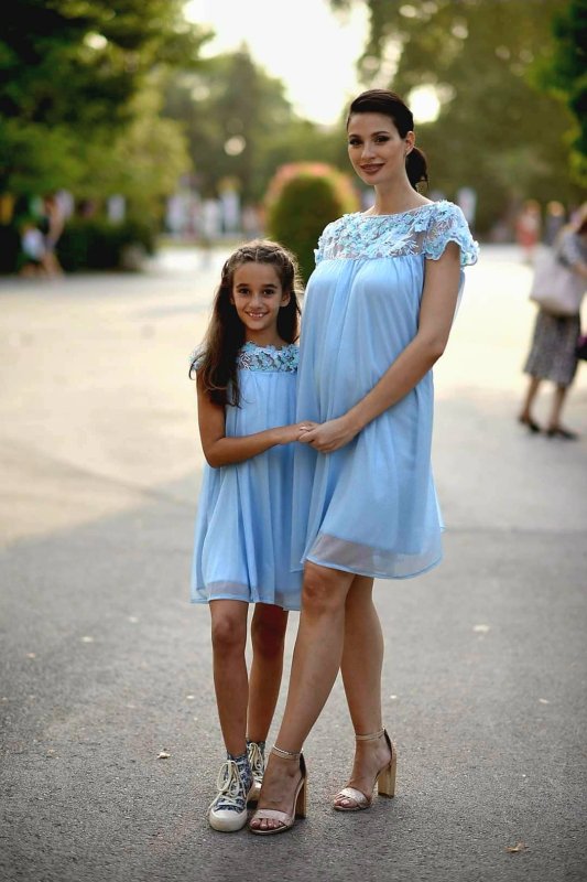 Комплект еднакви рокли за майка и дъщеря с 3D цветя и брокат