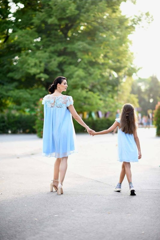 Комплект еднакви рокли за майка и дъщеря с 3D цветя и брокат