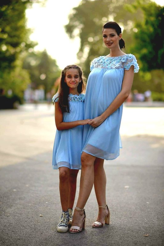 Комплект еднакви рокли за майка и дъщеря с 3D цветя и брокат