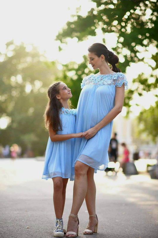 Комплект еднакви рокли за майка и дъщеря с 3D цветя и брокат