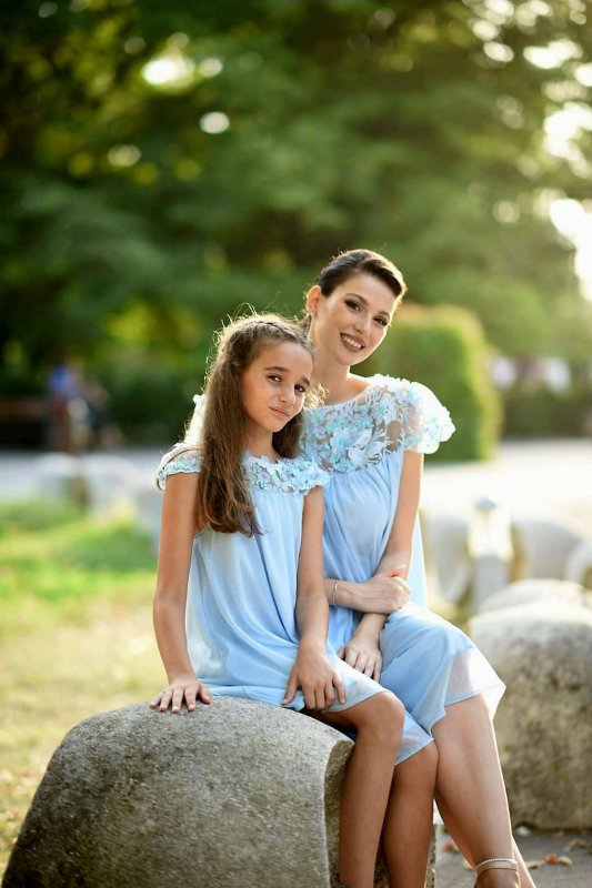 Комплект еднакви рокли за майка и дъщеря с 3D цветя и брокат