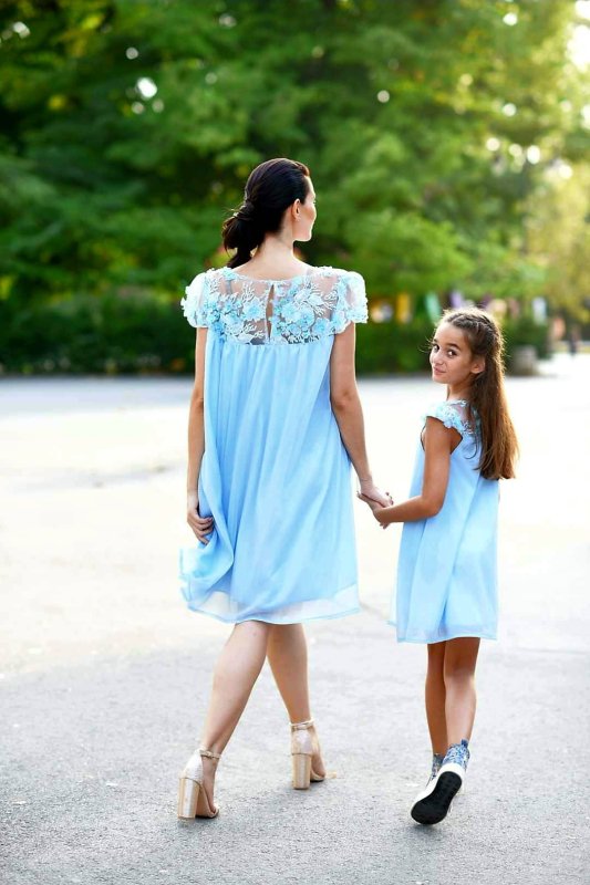 Комплект еднакви рокли за майка и дъщеря с 3D цветя и брокат