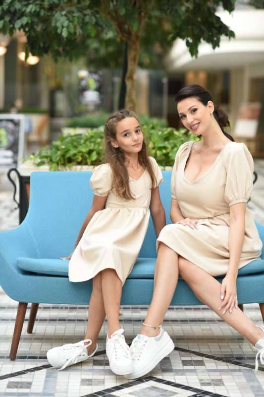 Комплект еднакви рокли за майка и дъщеря в бежово