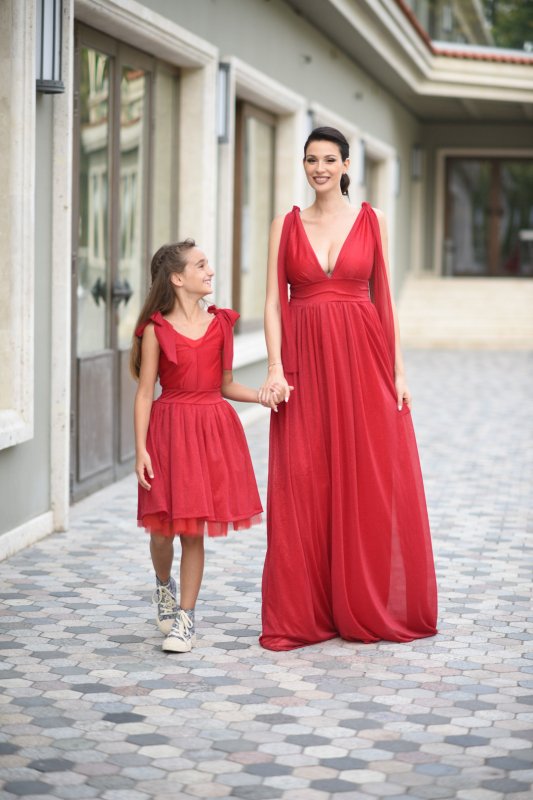 Дълга разкроена червена рокля