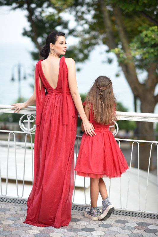 Дълга разкроена червена рокля