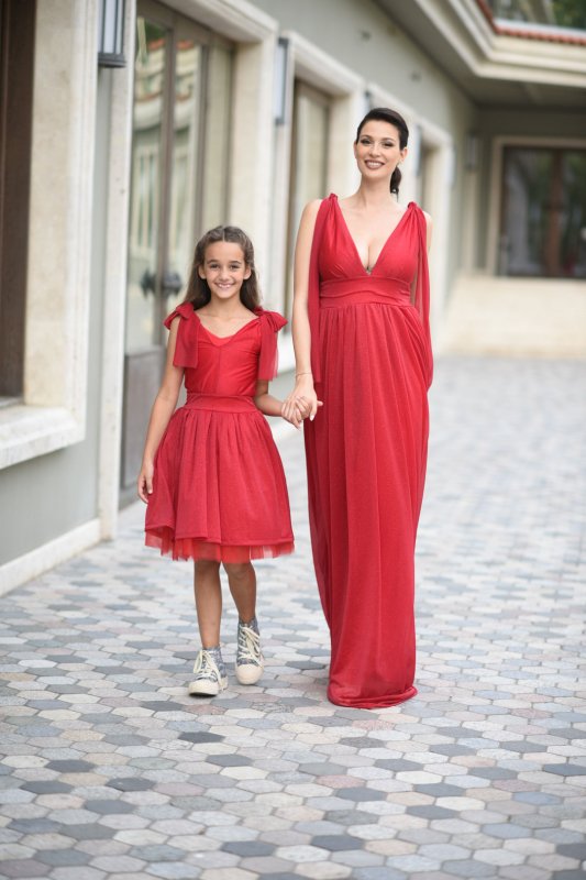 Дълга разкроена червена рокля