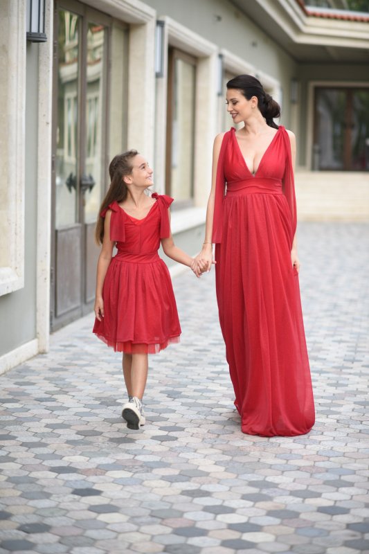 Дълга разкроена червена рокля