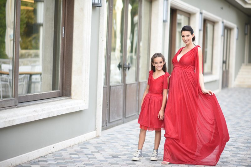 Дълга разкроена червена рокля