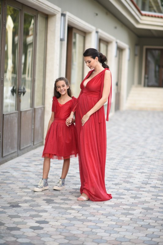 Дълга разкроена червена рокля