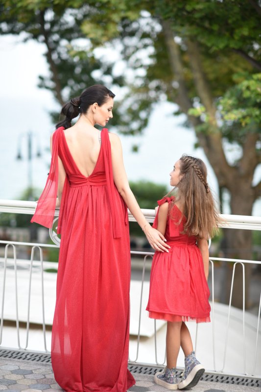 Дълга разкроена червена рокля