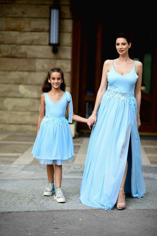 Дамска и детска рокля в светло синьо с 3D цветя