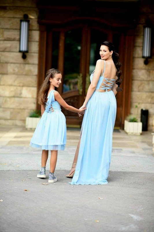 Дамска и детска рокля в светло синьо с 3D цветя