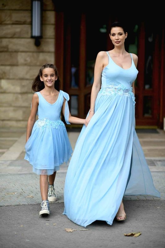 Дамска и детска рокля в светло синьо с 3D цветя