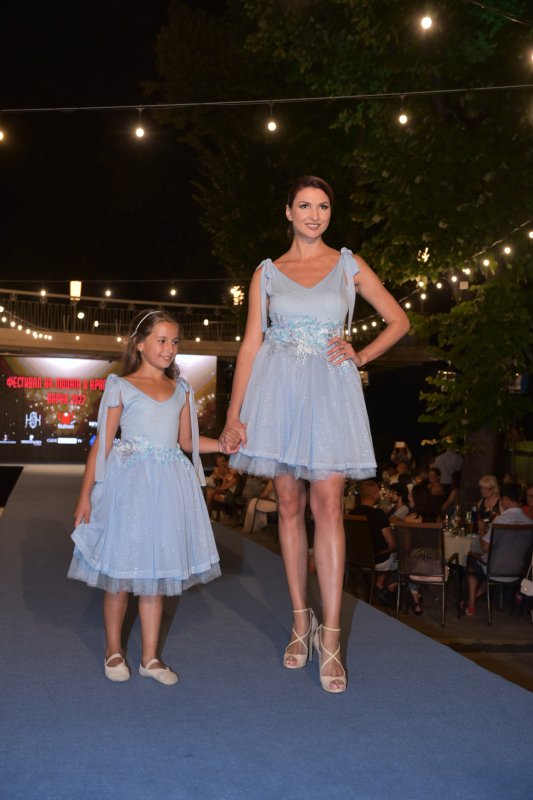 Детска рокля с тюл и  3D цветя