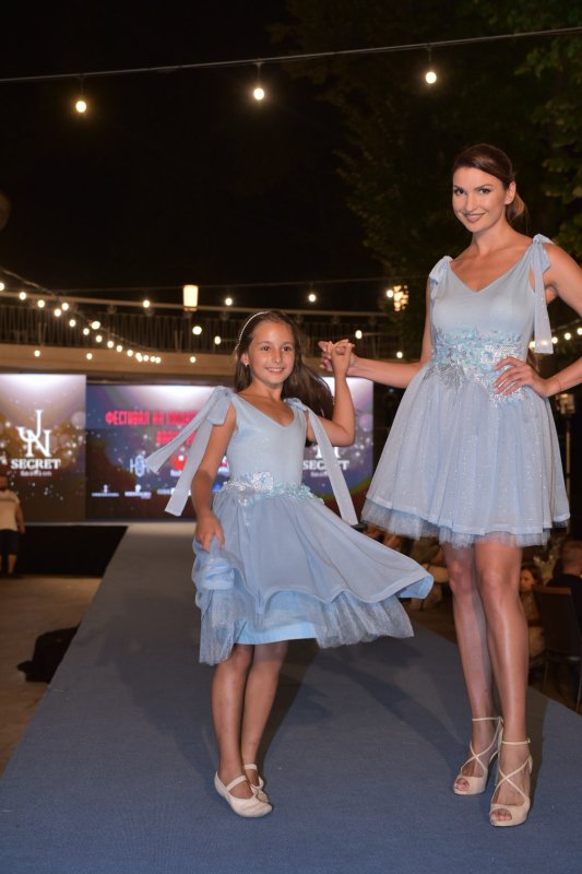 Детска рокля с тюл и  3D цветя