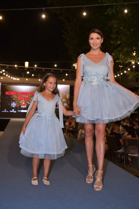 Детска рокля с тюл и  3D цветя