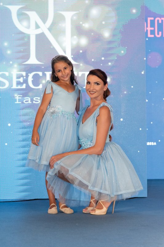 Детска рокля с тюл и  3D цветя