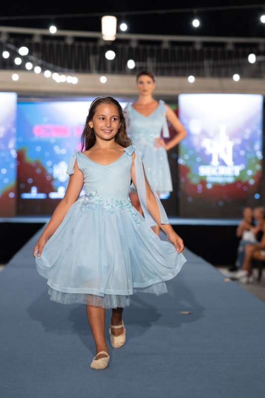 Детска рокля с тюл и  3D цветя