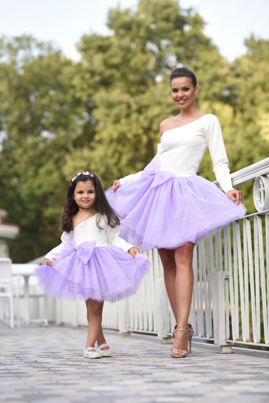 Дамска рокля с тюл и панделка