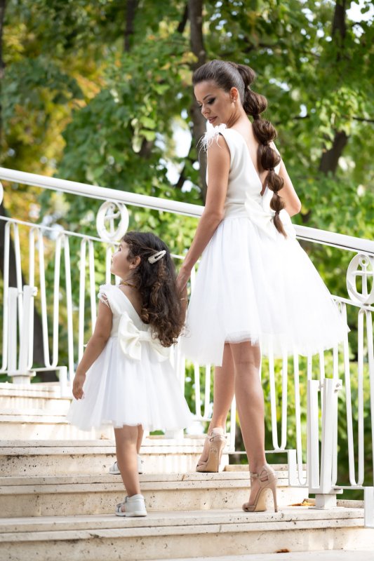 Комплект еднакви бели рокли за майка и дъщеря с перца и цветя