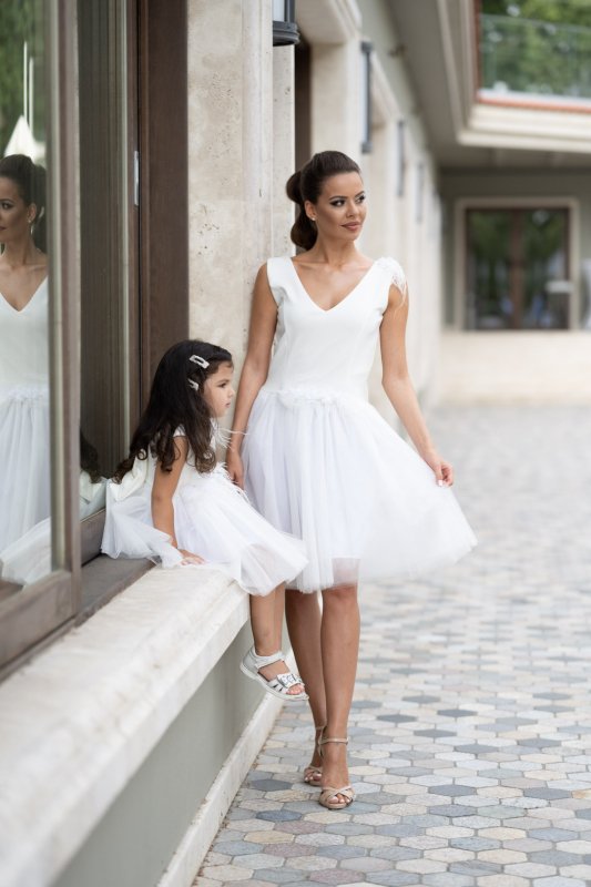 Комплект еднакви бели рокли за майка и дъщеря с перца и цветя