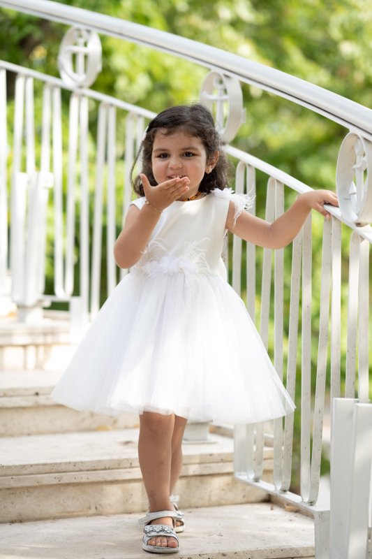 Комплект еднакви бели рокли за майка и дъщеря с перца и цветя