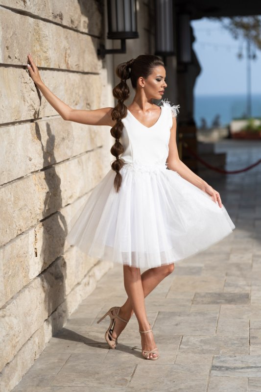 Комплект еднакви бели рокли за майка и дъщеря с перца и цветя