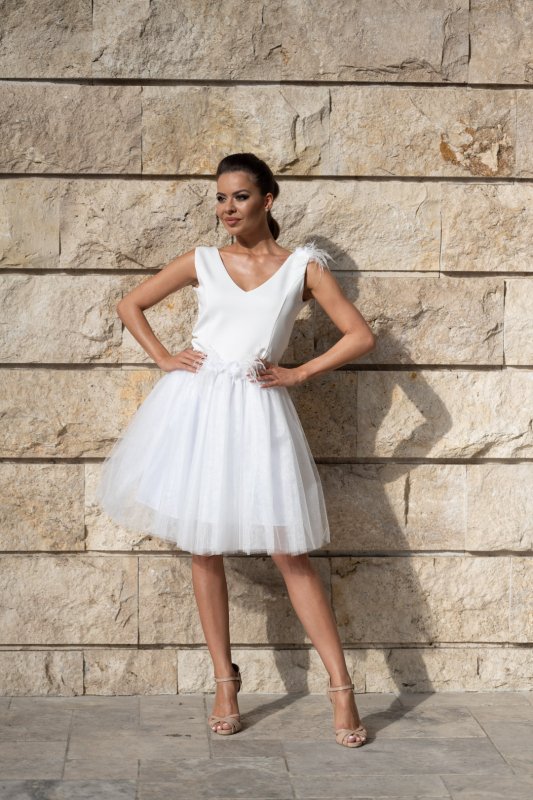 Комплект еднакви бели рокли за майка и дъщеря с перца и цветя