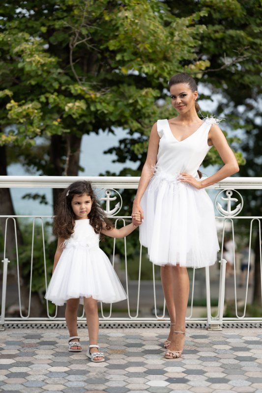 Дамска бяла рокля с перца и цветя