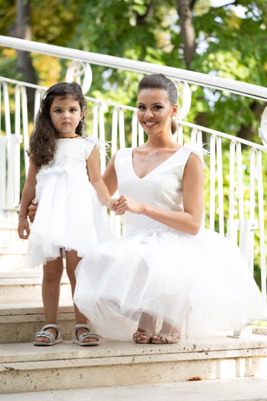 Детска бяла рокля с перца и цветя